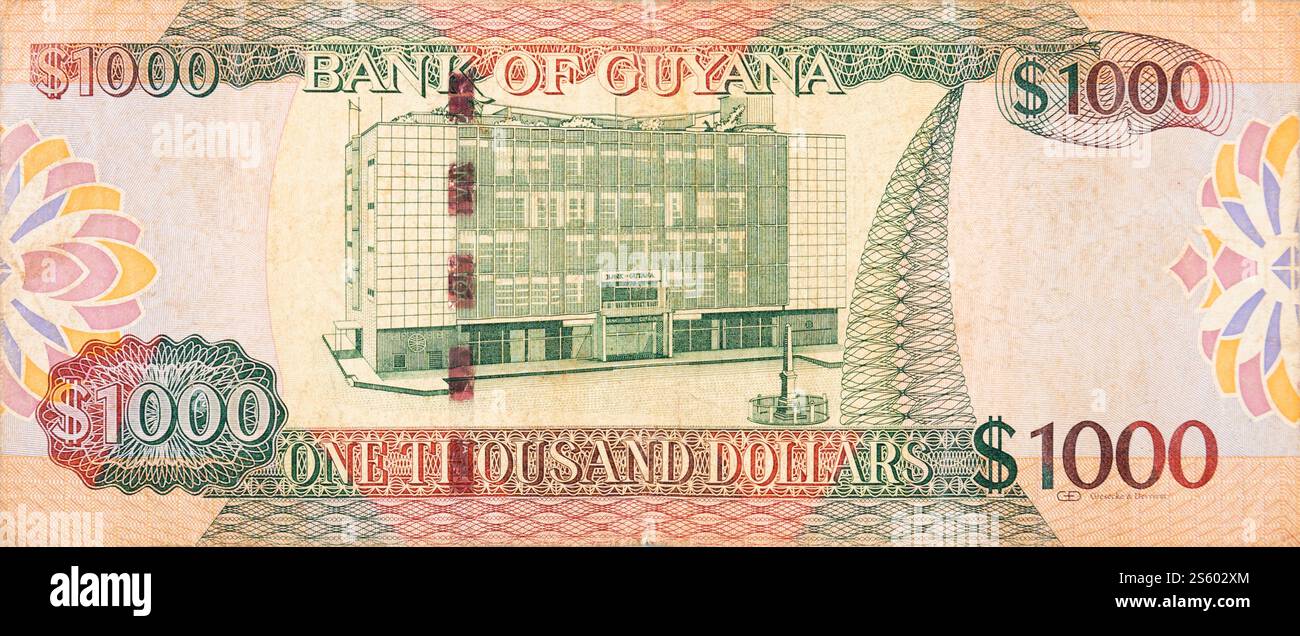Ein Teil des braunen Guyana-1000-Dollar-Banknotenfragments aus nächster Nähe. Teil des braunen Guyana-1000-Dollar-Banknotenfragments Stockfoto