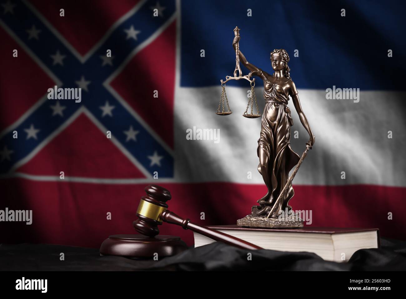 Mississippi neue US-Staatsflagge mit Statue der Justizdame, Verfassung und Richterhammer auf schwarzem Vorhang. Urteilsbegriff und Bestrafung. Stockfoto