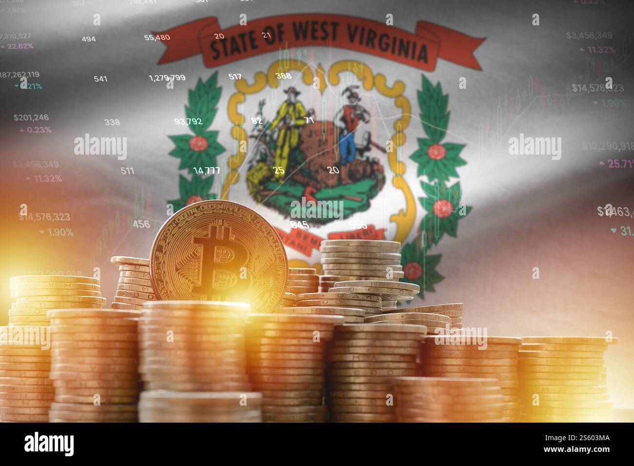 West Virginia US-Staatsflagge und große Mengen an goldenen Bitcoin-Münzen und Handelsplattformen. Kryptowährungskonzept. US-Bundesflagge West Virginia Stockfoto