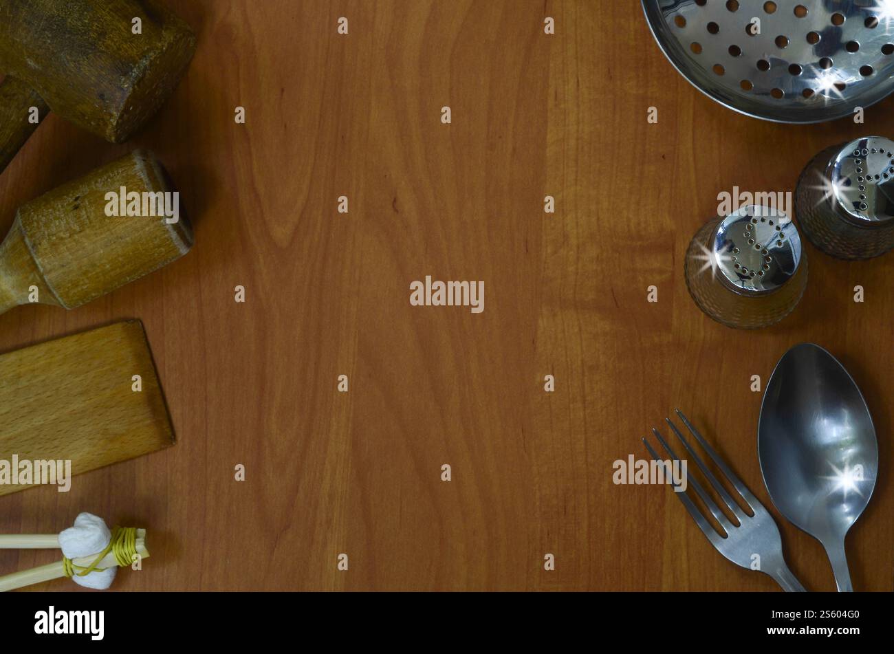 Einige Küchengeräte auf Holz Hintergrund mit Platz für Text. Hintergrund für Rezepte und Lebensmittel Listen Stockfoto
