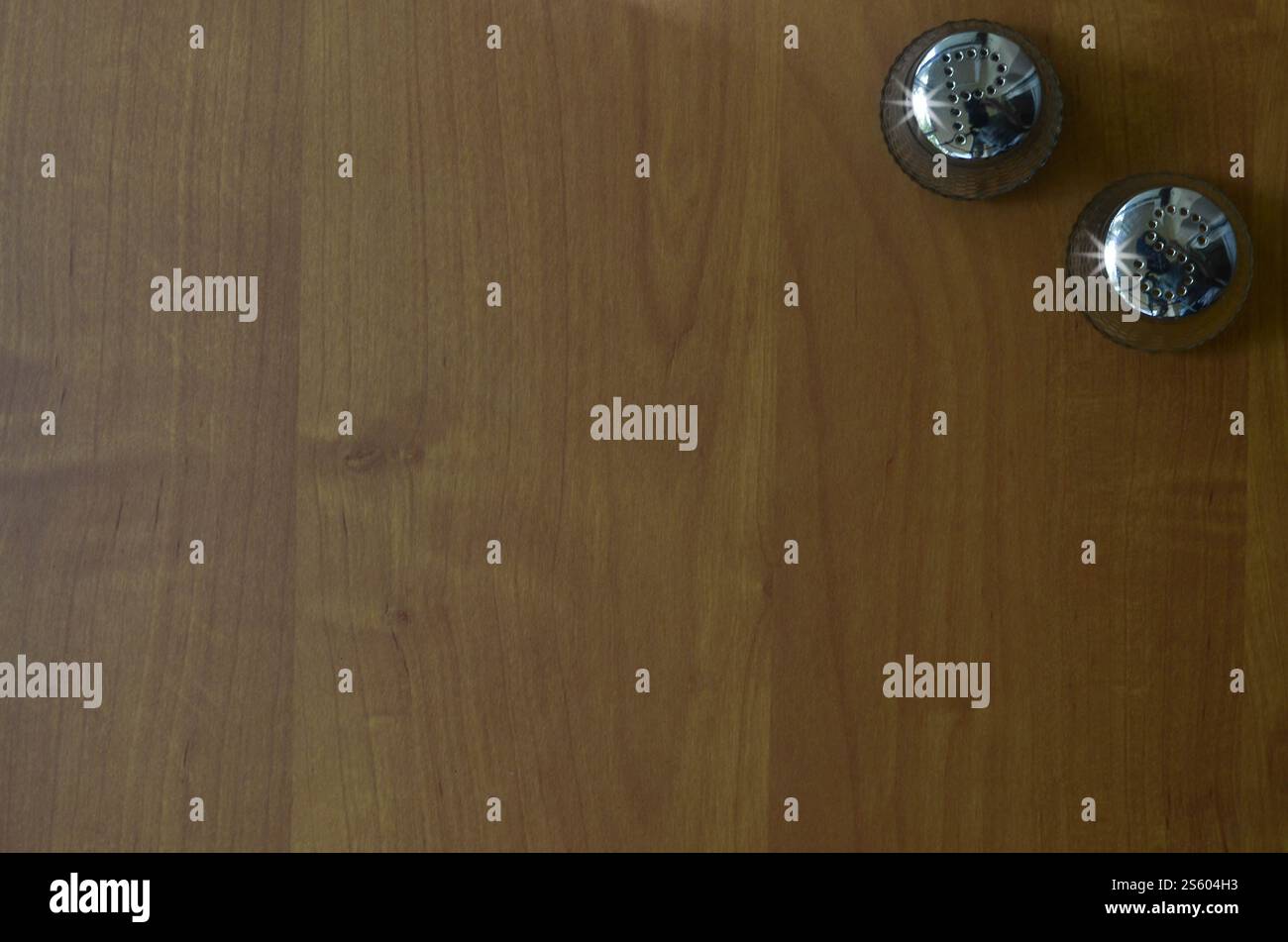 Einige Küchengeräte auf Holz Hintergrund mit Platz für Text. Hintergrund für Rezepte und Lebensmittel Listen Stockfoto