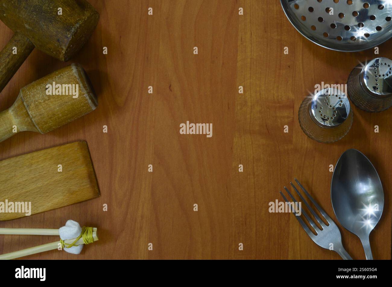 Einige Küchengeräte auf Holz Hintergrund mit Platz für Text. Hintergrund für Rezepte und Lebensmittel Listen Stockfoto