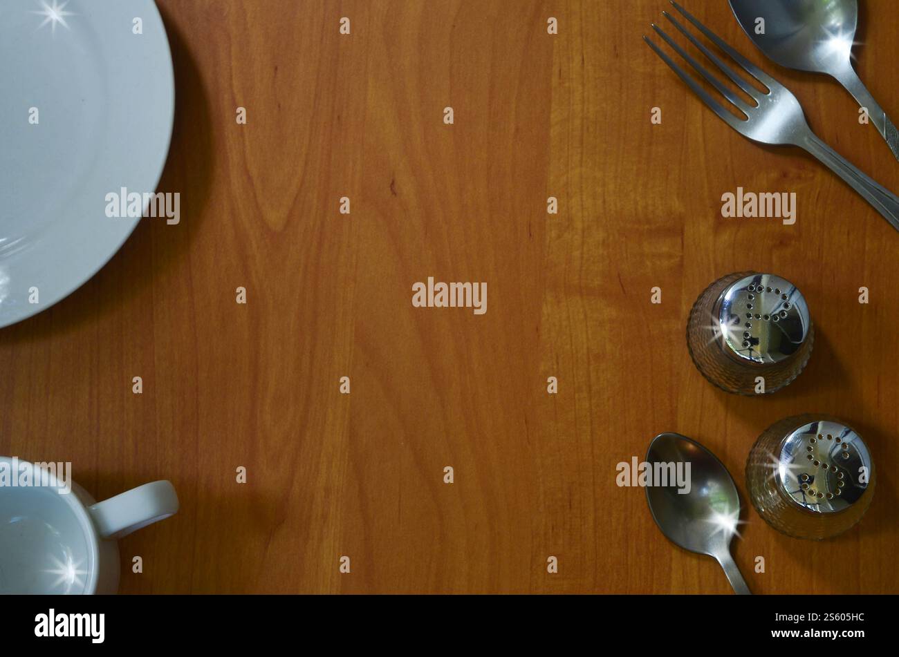 Einige Küchengeräte auf Holz Hintergrund mit Platz für Text. Hintergrund für Rezepte und Lebensmittel Listen Stockfoto