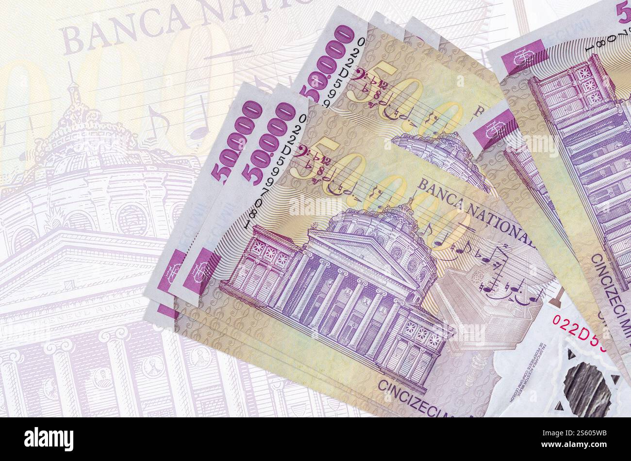50000 rumänische Leu-Scheine liegen auf dem Hintergrund großer halbtransparenter Banknoten stapelbar. Abstrakte Darstellung der Landeswährung. Geschäftskonzept. Stockfoto