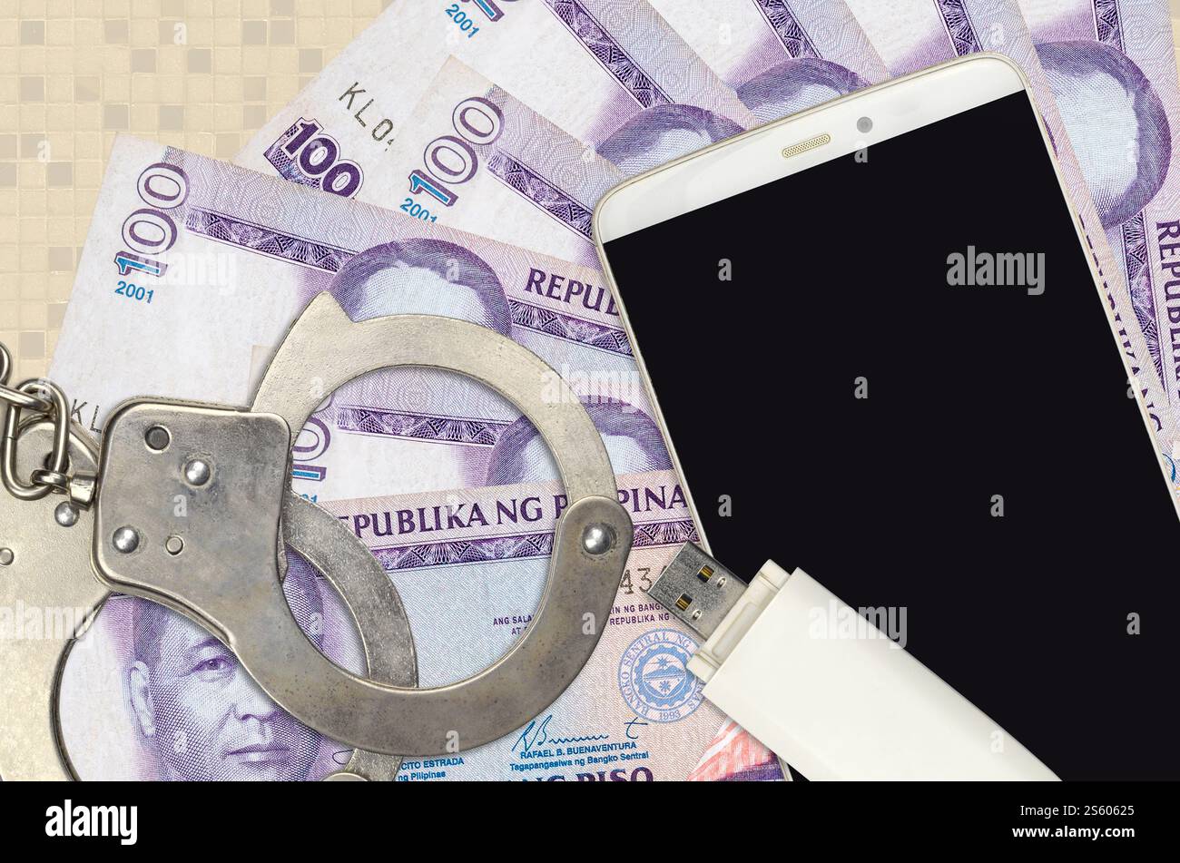 100 philippinische Piso-Rechnungen und Smartphone mit Polizeihandschellen. Konzept von Hackern Phishing-Angriffen, illegalem Betrug oder Online-Spyware Soft Stockfoto