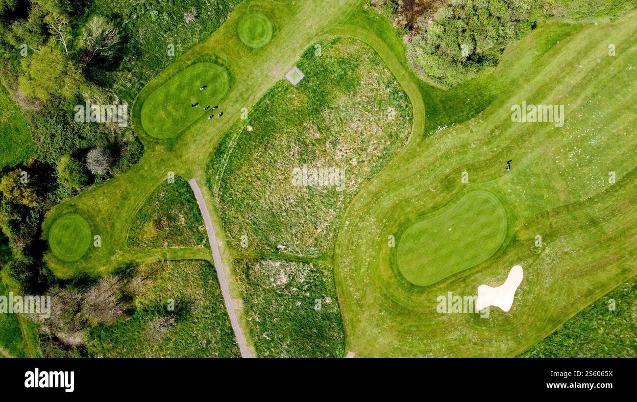 Ein Golfplatz grün von oben gesehen, der das Loch und den Bunker zeigt Stockfoto