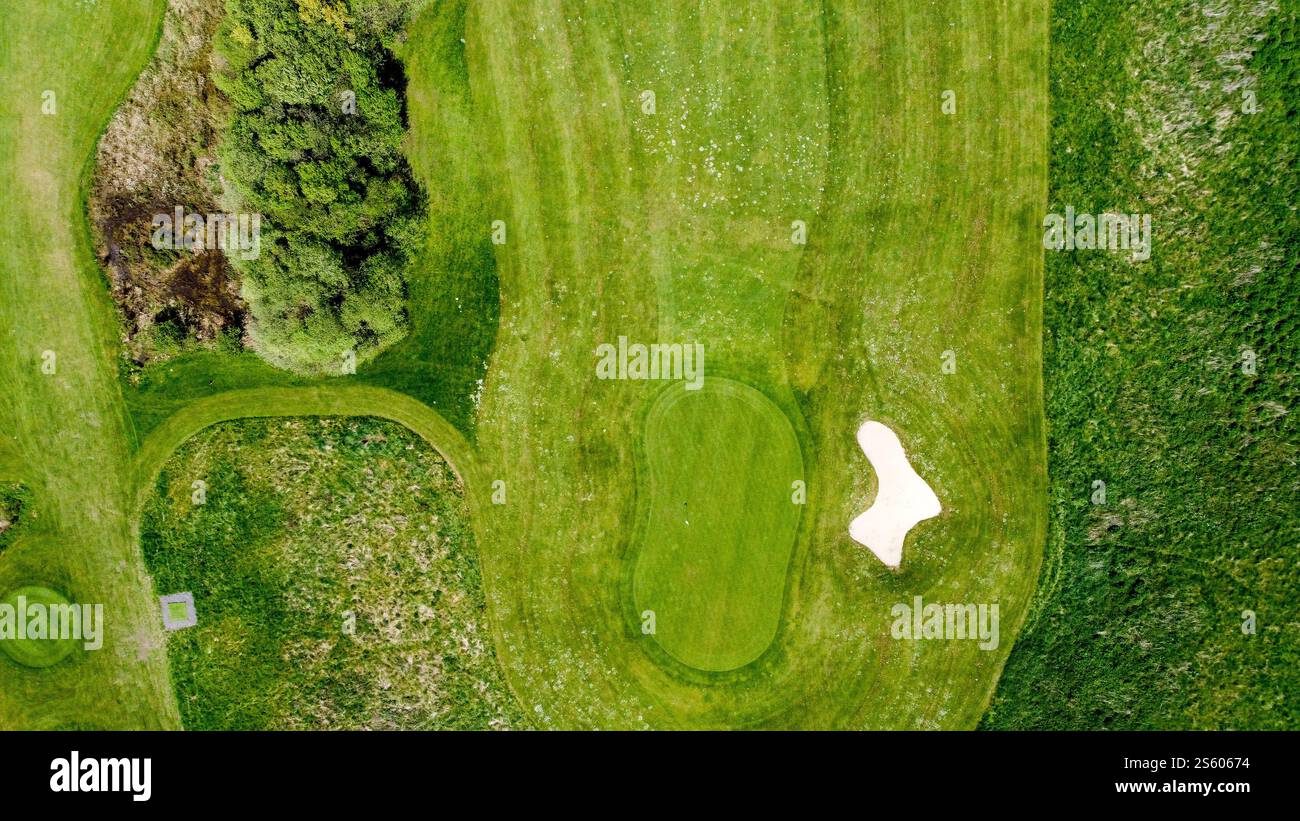 Ein Golfplatz grün von oben gesehen, der das Loch und den Bunker zeigt Stockfoto