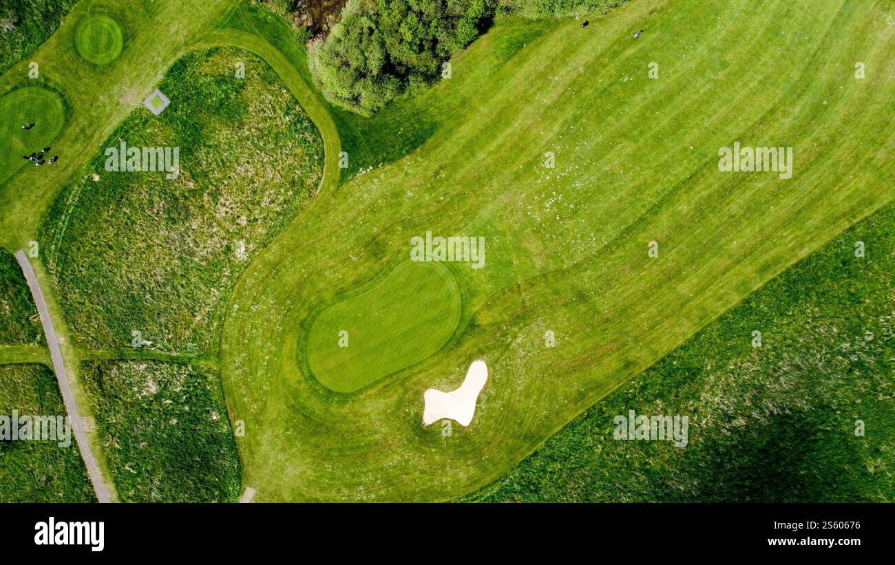 Ein Golfplatz grün von oben gesehen, der das Loch und den Bunker zeigt Stockfoto