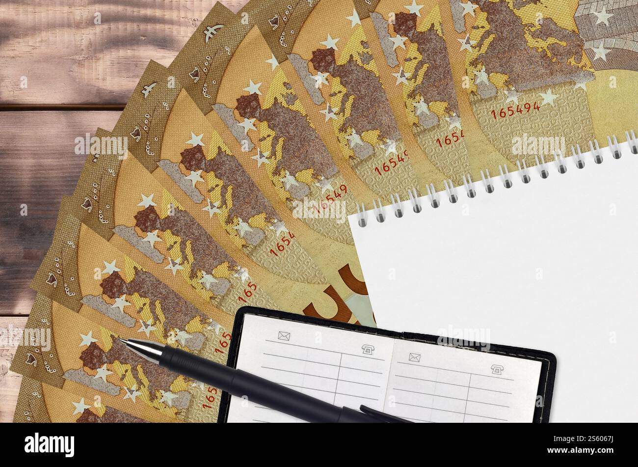 Fächer für 50 Euro-Scheine und Notizblock mit Kontaktbuch und schwarzem Stift. Konzept der Finanzplanung und Geschäftsstrategie. Buchhaltung und Investitionen. 50 Stockfoto