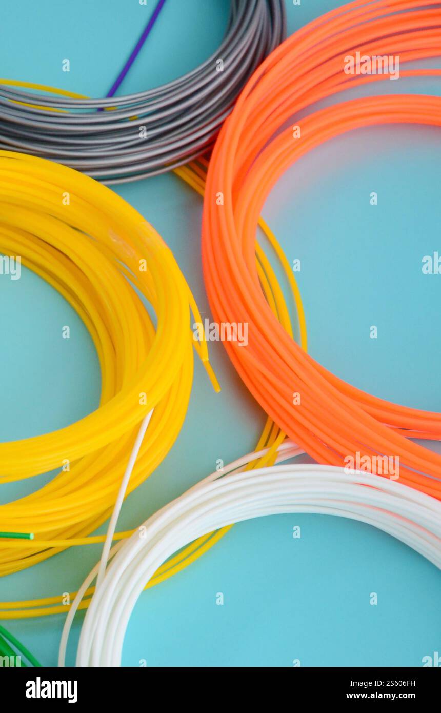 3D-Druckstiftfilamente in verschiedenen Farben. PLA- und ABS-Filamente aus Kunststoff zum Drucken auf einem 3D-Stift oder Drucker. PLA- und ABS-Filament aus Kunststoff Stockfoto
