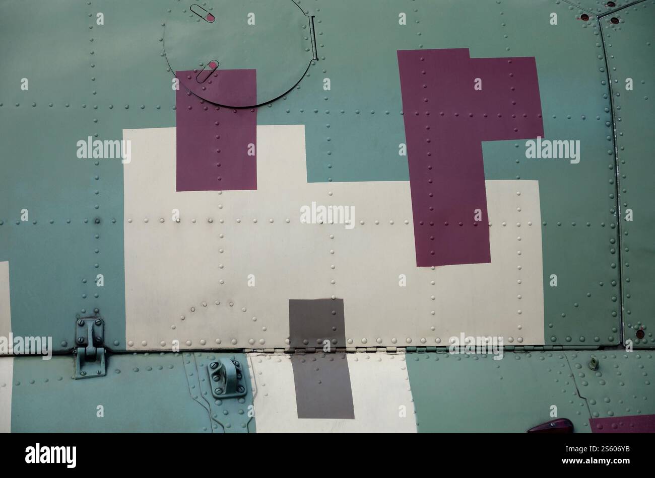 Seitenteile eines Militärhubschraubers in Tarnfarbe. Alte gepanzerte Flugzeuge aus der Nähe. Seitenteile Textur des Militärhubschraubers eingestrichen Stockfoto
