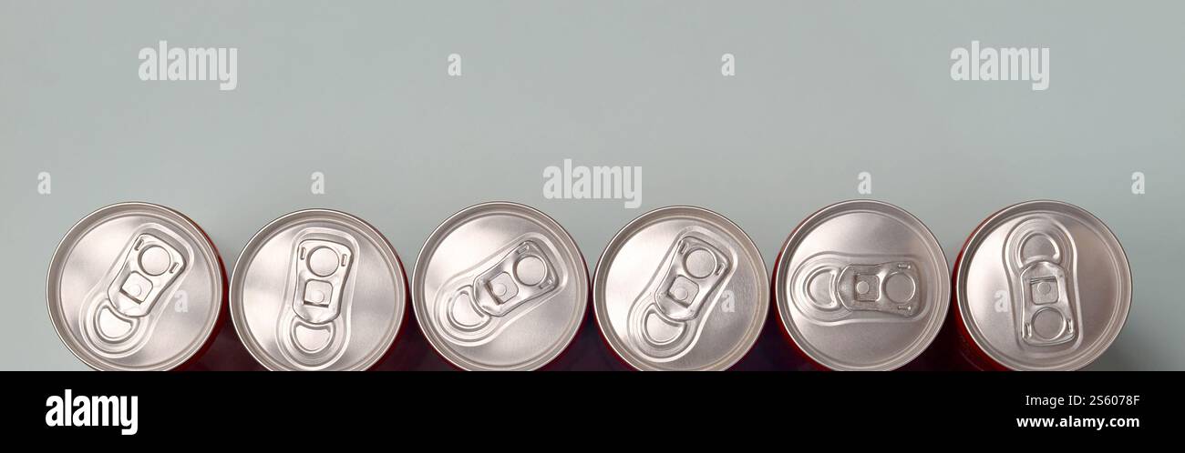 Viele neue Aluminiumdosen mit alkoholfreien Limonaden, Limonade Cola, Bier oder Energy Drink. Konzept der Getränkeherstellung und Massenproduktion. Viele Stockfoto