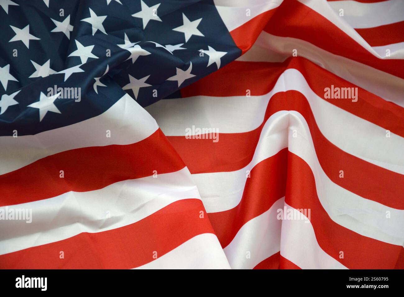 Die Vereinigten Staaten von Amerika schwenken Flagge mit vielen Falten. Patriotischer Hintergrund für das amerikanische Feiertagsdesign. Die Vereinigten Staaten von Amerika schwenken mit der Flagge Stockfoto