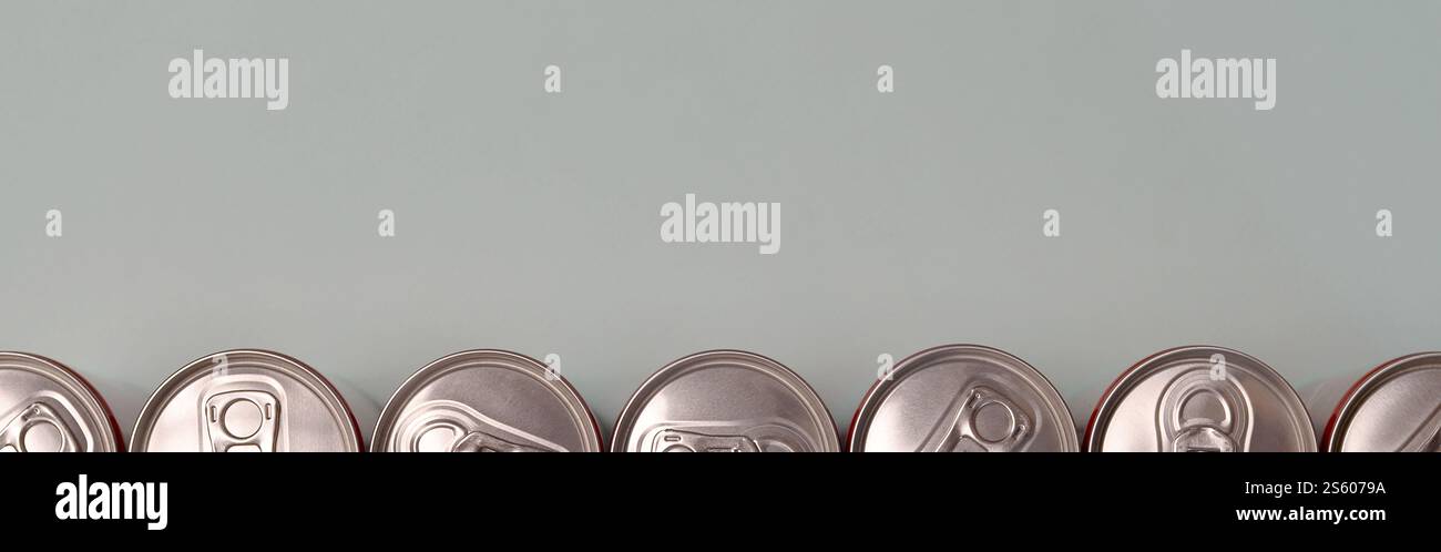 Viele neue Aluminiumdosen mit alkoholfreien Limonaden, Limonade Cola, Bier oder Energy Drink. Konzept der Getränkeherstellung und Massenproduktion. Viele Stockfoto