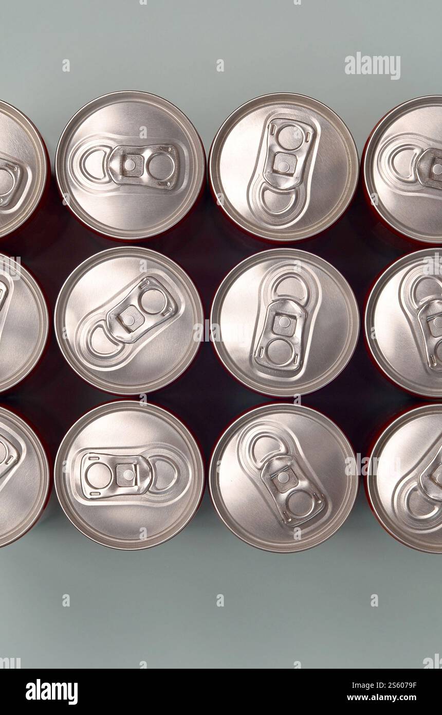Viele neue Aluminiumdosen mit alkoholfreien Limonaden, Limonade Cola, Bier oder Energy Drink. Konzept der Getränkeherstellung und Massenproduktion. Viele Stockfoto