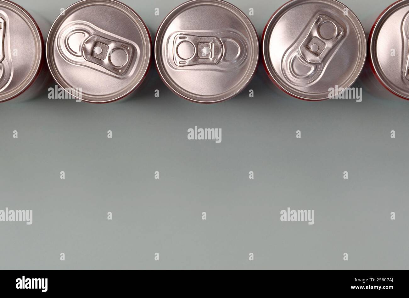 Viele neue Aluminiumdosen mit alkoholfreien Limonaden, Limonade Cola, Bier oder Energy Drink. Konzept der Getränkeherstellung und Massenproduktion. Viele Stockfoto