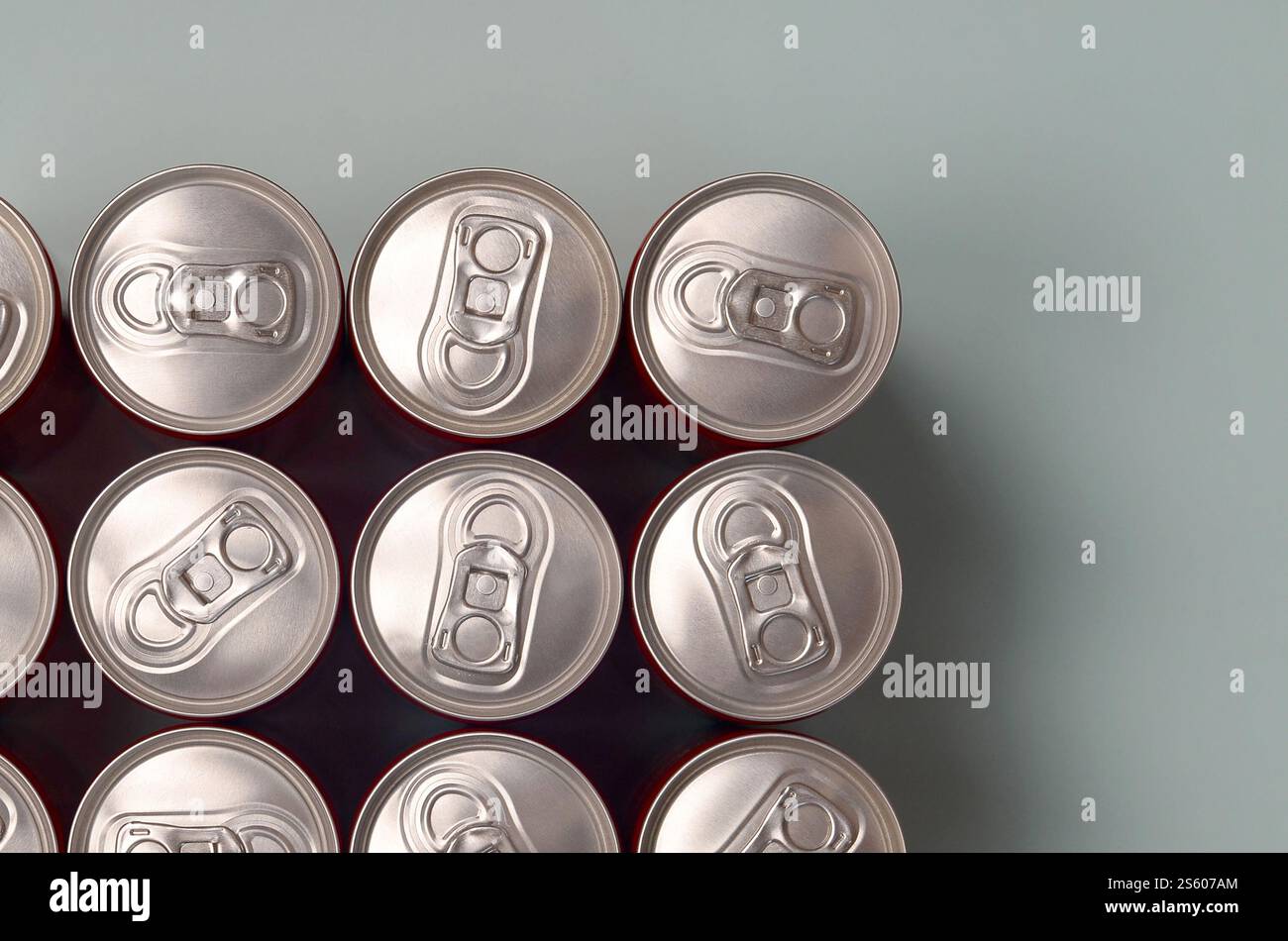 Viele neue Aluminiumdosen mit alkoholfreien Limonaden, Limonade Cola, Bier oder Energy Drink. Konzept der Getränkeherstellung und Massenproduktion. Viele Stockfoto