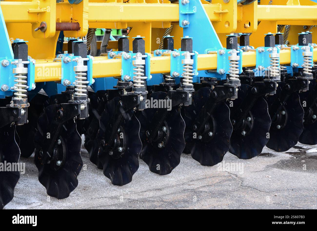 Federsystem der landwirtschaftlichen Sämaschine Nahaufnahme. Federsystem der landwirtschaftlichen Sämaschine im Außenbereich Stockfoto