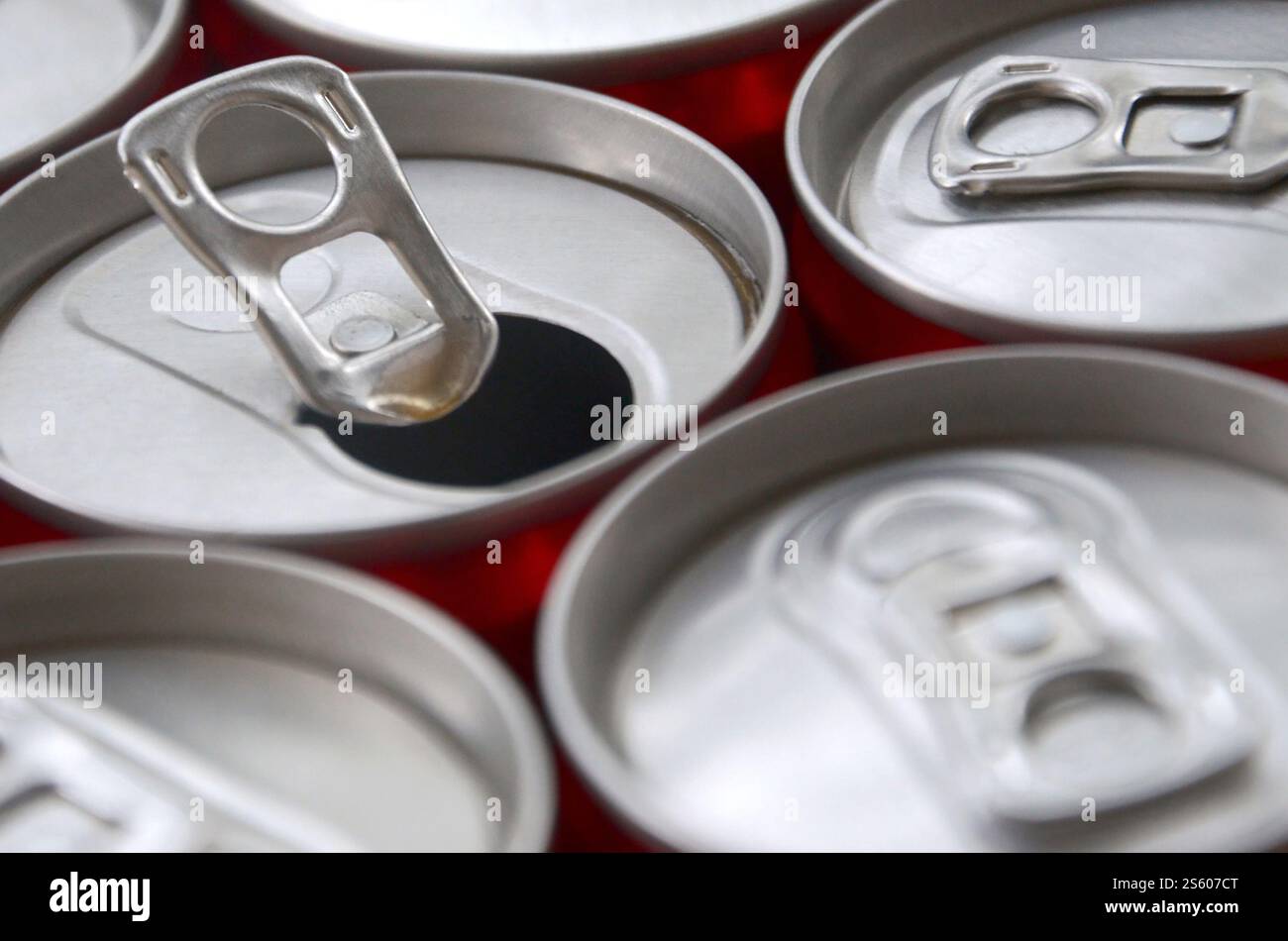 Viele Alu-Soda-Getränkedosen schließen sich. Werbung für Soda- oder Blechdosen-Massenproduktion. Viele Getränkedosen aus Aluminium. Werbung für Stockfoto