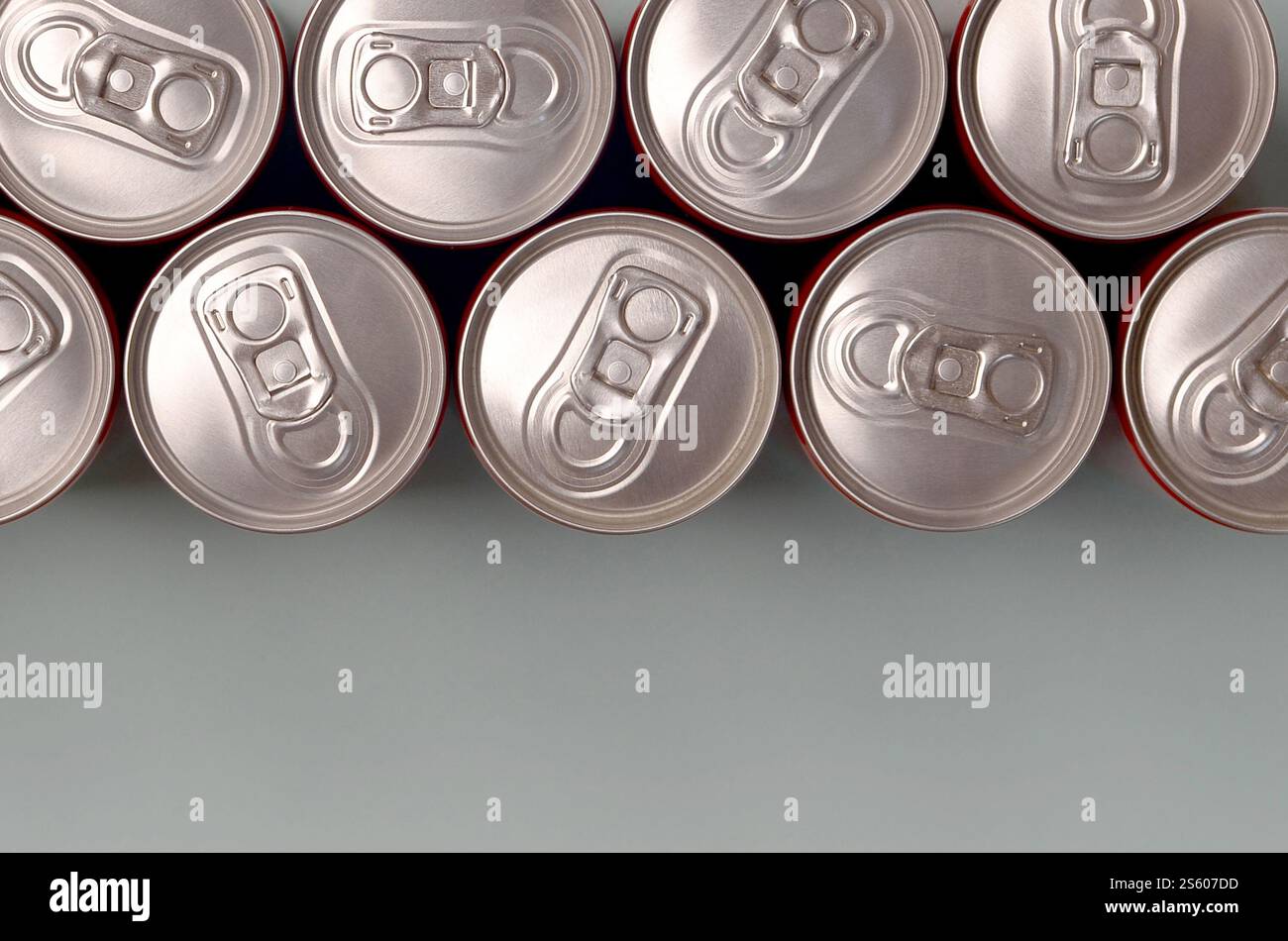 Viele neue Aluminiumdosen mit alkoholfreien Limonaden, Limonade Cola, Bier oder Energy Drink. Konzept der Getränkeherstellung und Massenproduktion. Viele Stockfoto