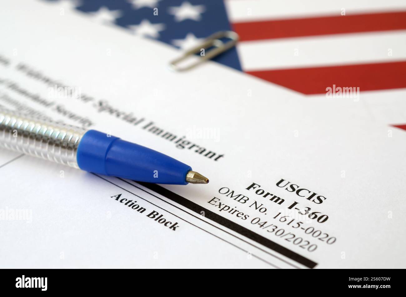 I-360 Petition für Amerasian-, Witwer- oder spezielle Einwanderungsformulare liegt auf der Flagge der Vereinigten Staaten mit blauem Stift vom Department of Homeland Security Stockfoto