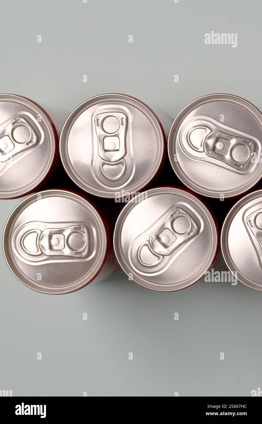 Viele neue Aluminiumdosen mit alkoholfreien Limonaden, Limonade Cola, Bier oder Energy Drink. Konzept der Getränkeherstellung und Massenproduktion. Viele Stockfoto