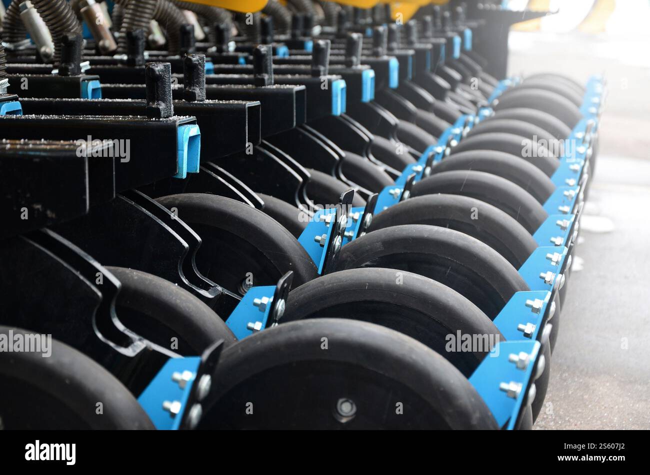 Radreihe der neuen industriellen landwirtschaftlichen Sämaschine Nahaufnahme. Die Reihe der Räder der neuen industriellen landwirtschaftlichen Sämaschine Stockfoto