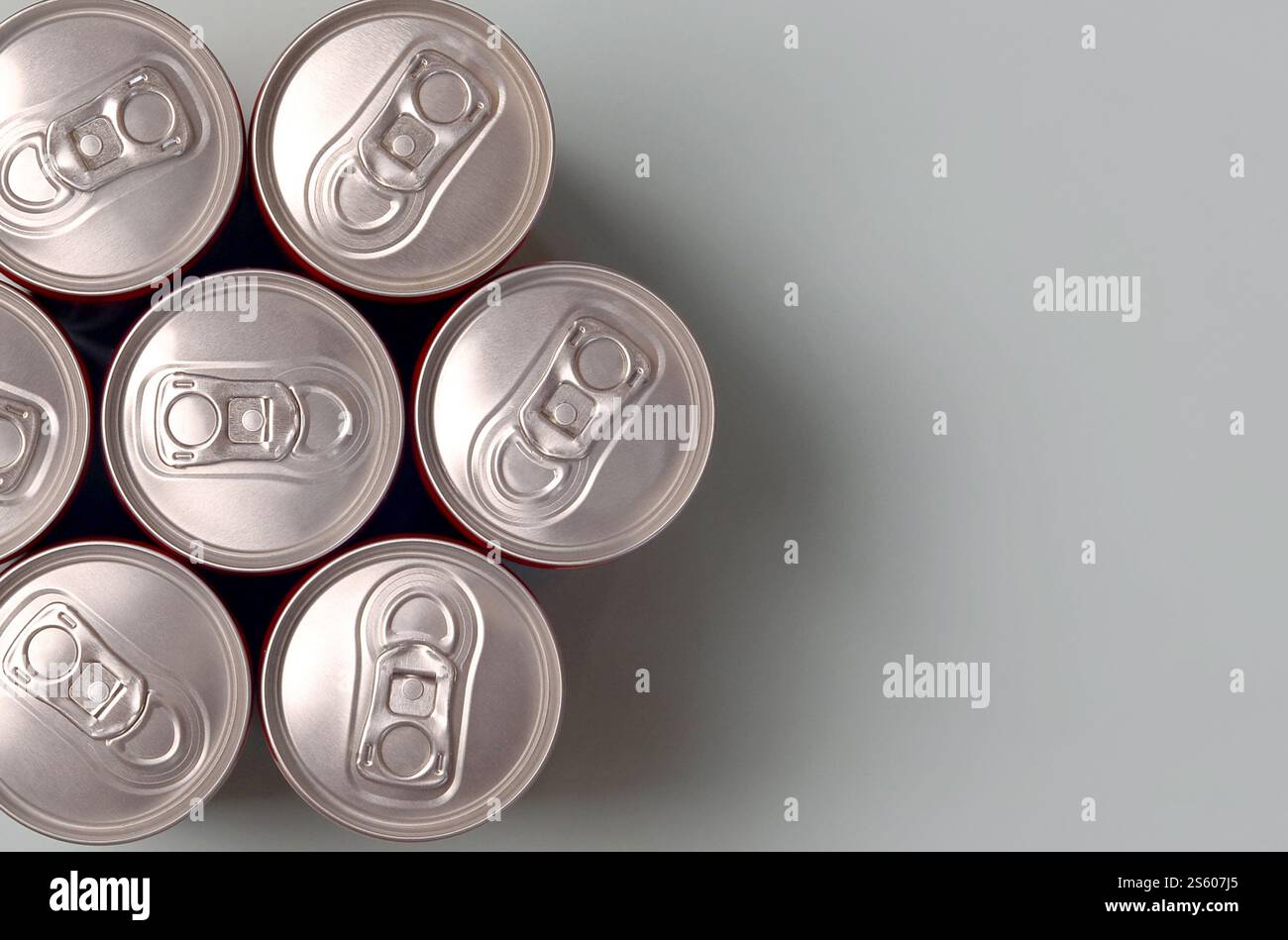 Viele neue Aluminiumdosen mit alkoholfreien Limonaden, Limonade Cola, Bier oder Energy Drink. Konzept der Getränkeherstellung und Massenproduktion. Viele Stockfoto