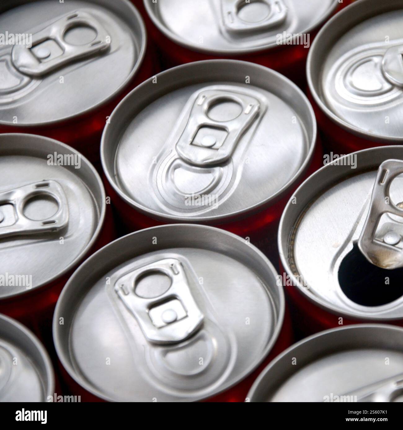 Viele Alu-Soda-Getränkedosen schließen sich. Werbung für Soda- oder Blechdosen-Massenproduktion. Viele Getränkedosen aus Aluminium. Werbung für Stockfoto