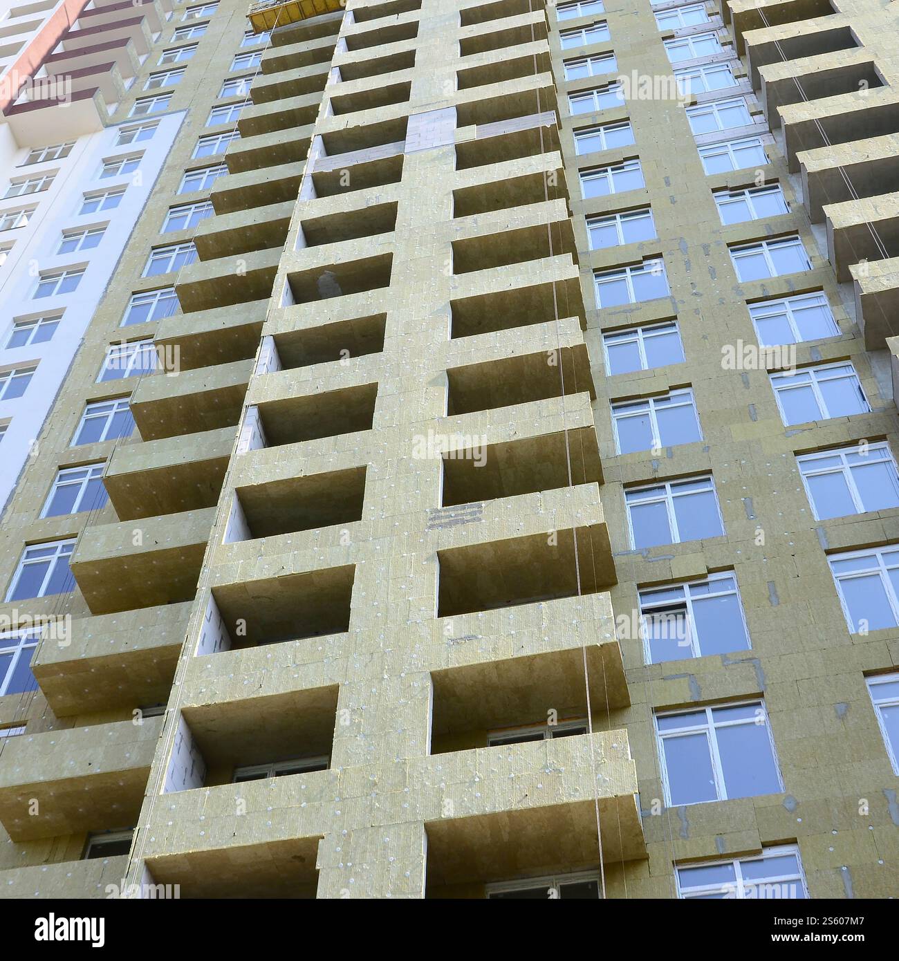 Neue Stadtwohnung Multi Store Apartement hohes Gebäude Hausfassade im Bau. Wohnhaus mit mehreren Geschäften, Apartement-Gebäude, Hausfassade Stockfoto