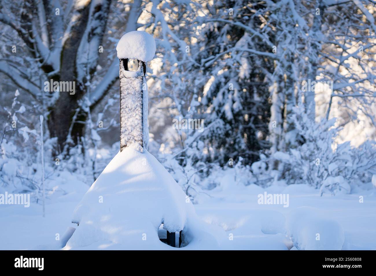 Kamin im Freien in einer wunderschönen Landschaft mit verschneiten Wäldern im Winter. Rastplatz im Winterwald für Touristen und Reisende. Stockfoto