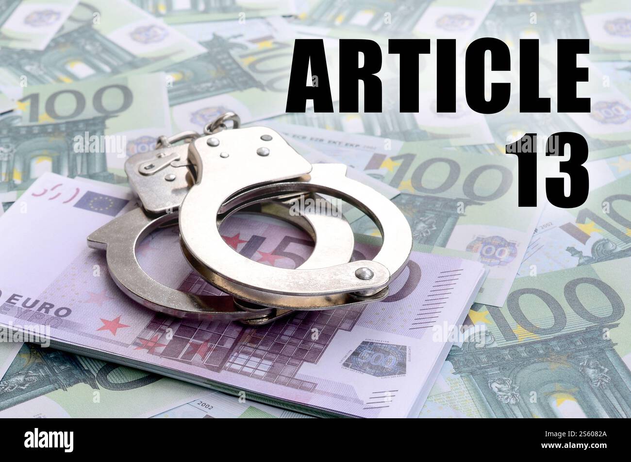 Handschellen der Polizei auf Euro-Rechnungen und Aufschrift nach artikel 13. Die europäische Urheberrechtsrichtlinie einschließlich artikel 13 wird vom europäischen parlament gebilligt. Stockfoto