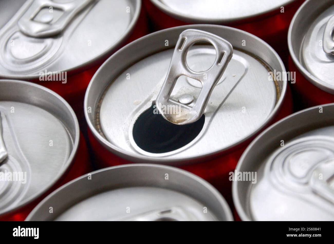 Viele Alu-Soda-Getränkedosen schließen sich. Werbung für Soda- oder Blechdosen-Massenproduktion. Viele Getränkedosen aus Aluminium. Werbung für Stockfoto