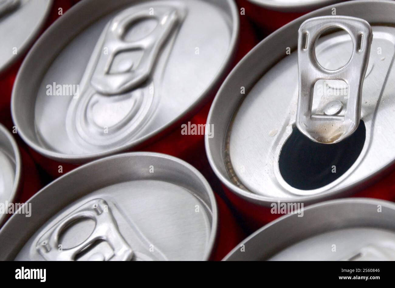 Viele Alu-Soda-Getränkedosen schließen sich. Werbung für Soda- oder Blechdosen-Massenproduktion. Viele Getränkedosen aus Aluminium. Werbung für Stockfoto