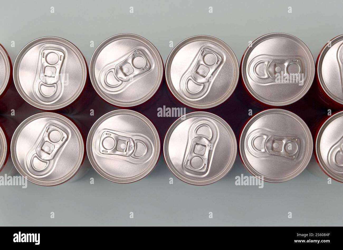 Viele neue Aluminiumdosen mit alkoholfreien Limonaden, Limonade Cola, Bier oder Energy Drink. Konzept der Getränkeherstellung und Massenproduktion. Viele Stockfoto