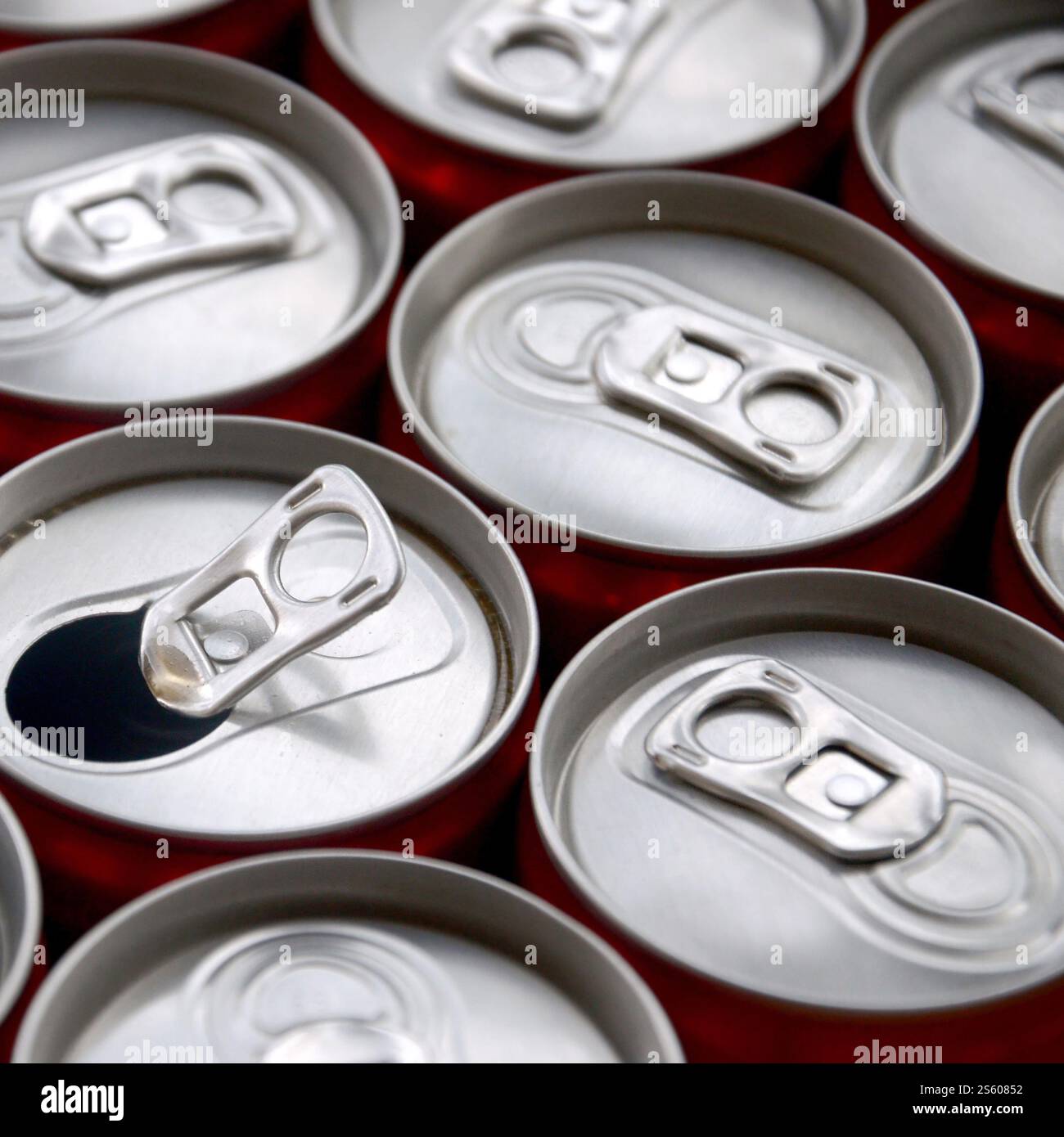 Viele Alu-Soda-Getränkedosen schließen sich. Werbung für Soda- oder Blechdosen-Massenproduktion. Viele Getränkedosen aus Aluminium. Werbung für Stockfoto