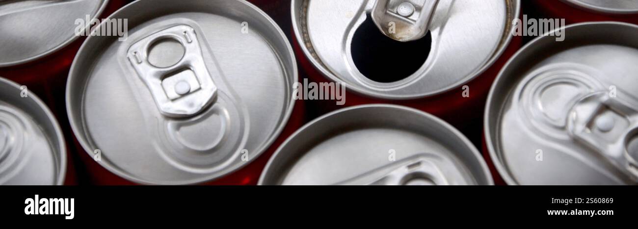 Viele Alu-Soda-Getränkedosen schließen sich. Werbung für Soda- oder Blechdosen-Massenproduktion. Viele Getränkedosen aus Aluminium. Werbung für Stockfoto