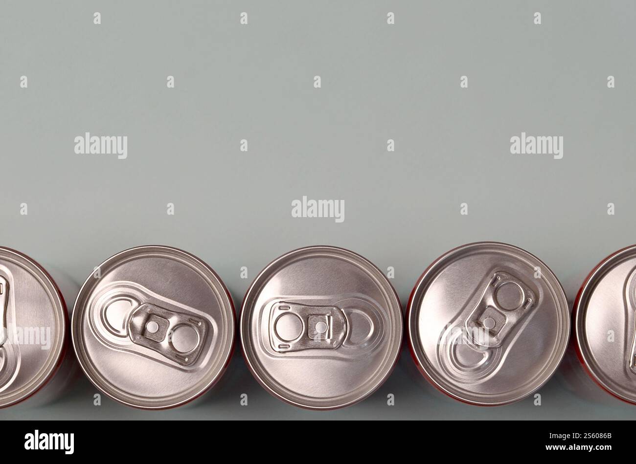 Viele neue Aluminiumdosen mit alkoholfreien Limonaden, Limonade Cola, Bier oder Energy Drink. Konzept der Getränkeherstellung und Massenproduktion. Viele Stockfoto