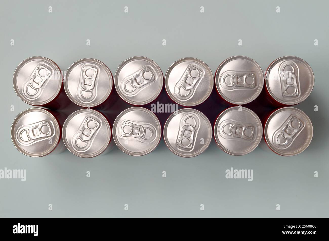 Viele neue Aluminiumdosen mit alkoholfreien Limonaden, Limonade Cola, Bier oder Energy Drink. Konzept der Getränkeherstellung und Massenproduktion. Viele Stockfoto