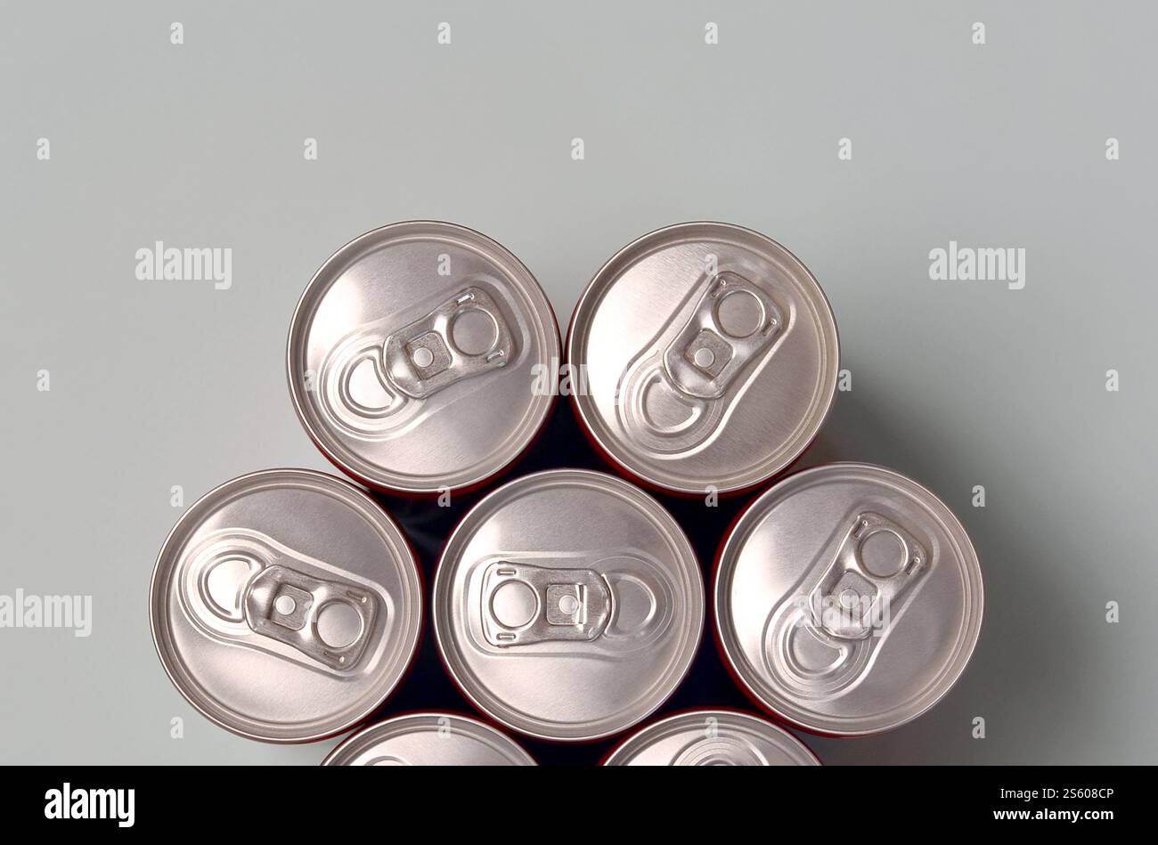Viele neue Aluminiumdosen mit alkoholfreien Limonaden, Limonade Cola, Bier oder Energy Drink. Konzept der Getränkeherstellung und Massenproduktion. Viele Stockfoto
