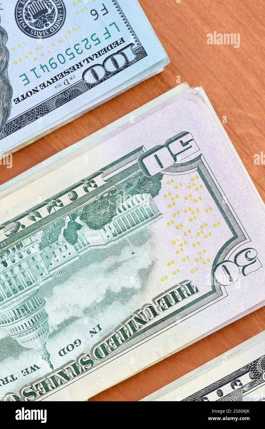 Stapel von vielen hundertfünfzig Dollar Scheine auf hölzernem Hintergrund aus nächster Nähe. Draufsicht mit flacher Lage. Abstrakter Erfolg oder Geschäftskonzept. Stockfoto