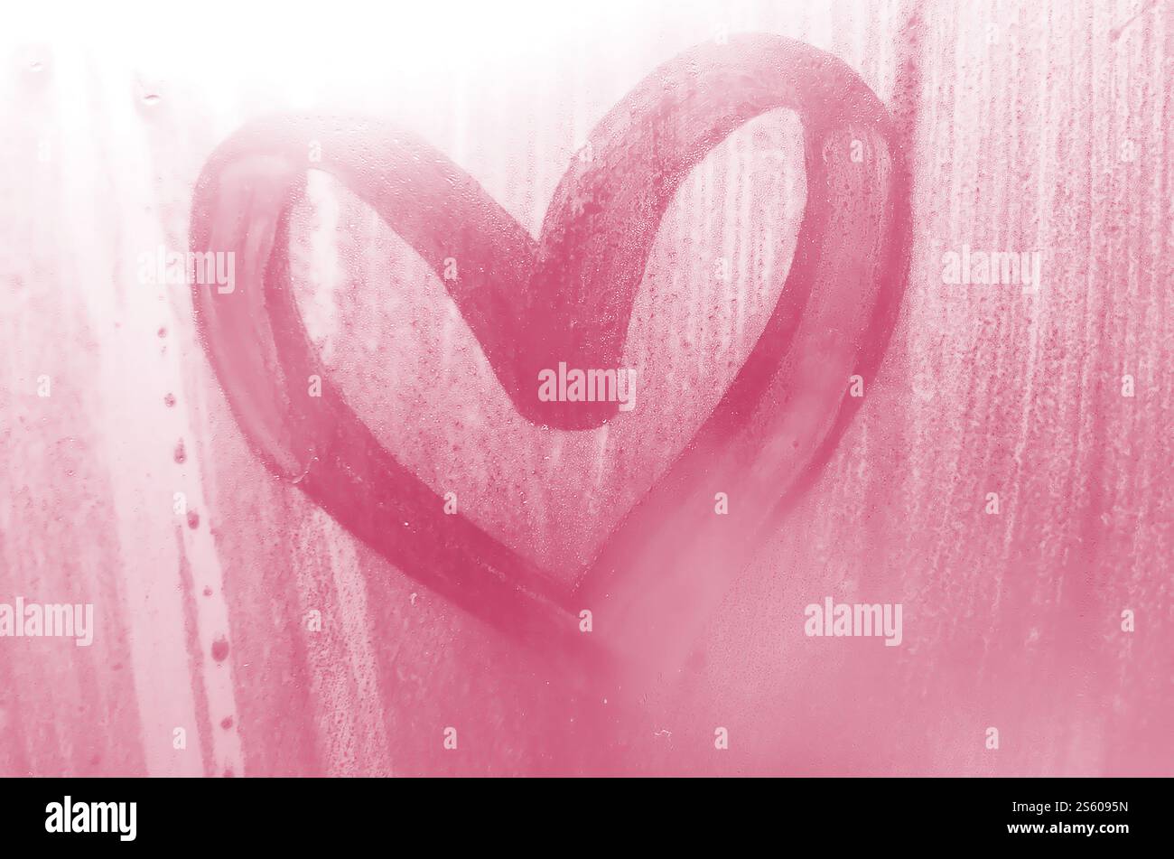 Eine herzförmige Zeichnung, die von einem Finger auf einem beschlagenen Glas bei regnerischem Wetter gezeichnet wurde Bild in Viva Magenta, Farbe des Jahres 2023. Ein Herz Stockfoto