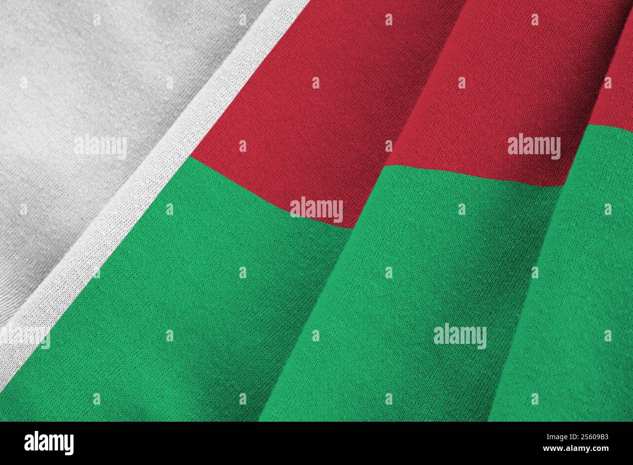 Madagaskar-Flagge mit großen Falten, die dicht oben unter dem Studio-Licht winken. Die offiziellen Symbole und Farben im Stoffbanner. Madagaskar Flagge mit Stockfoto