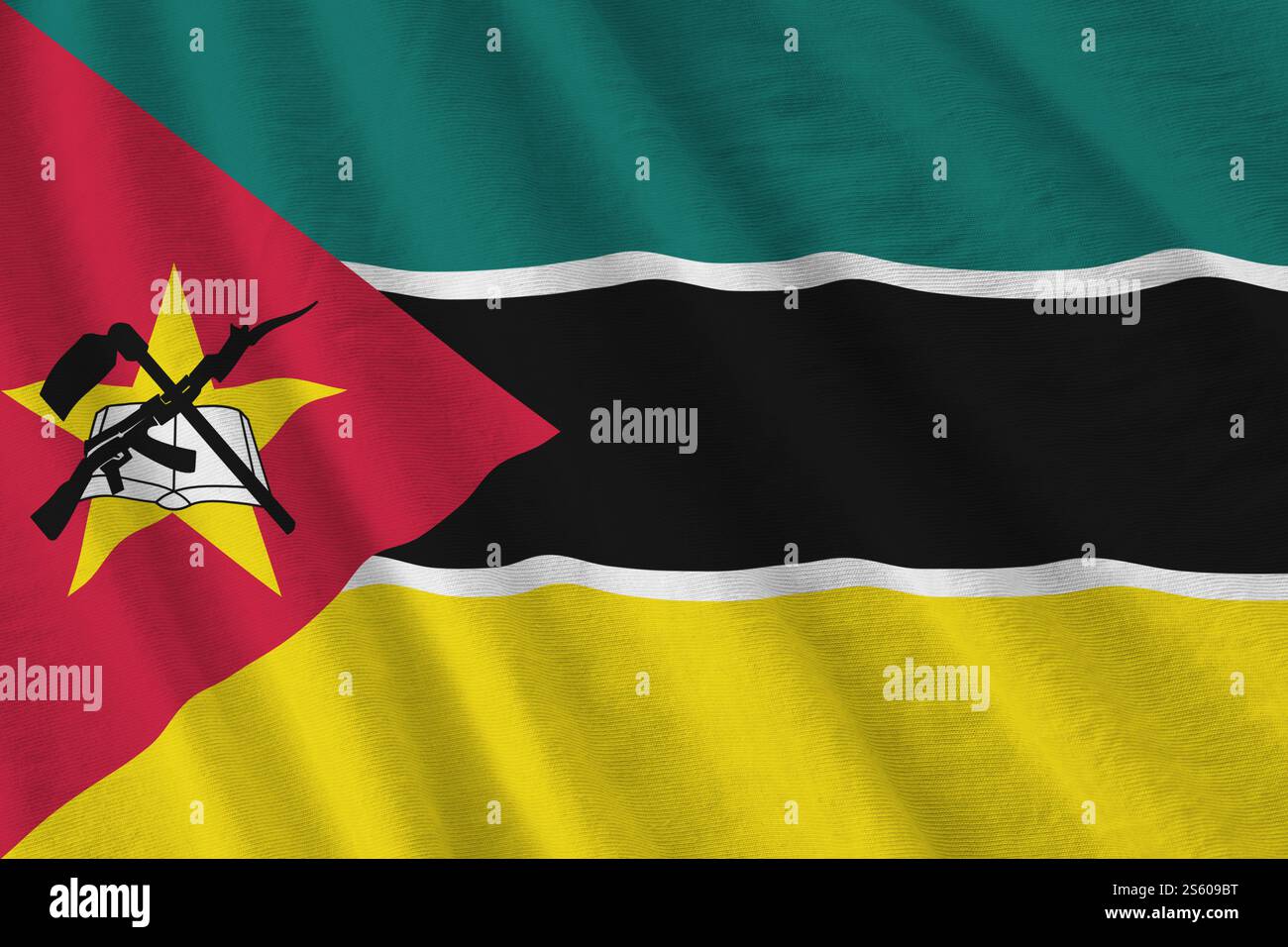 Mosambikische Flagge mit großen Falten, die unter dem Studio-Licht in Innenräumen aus nächster Nähe winken. Die offiziellen Symbole und Farben im Stoffbanner. Mosambikanische Flagge mit Stockfoto