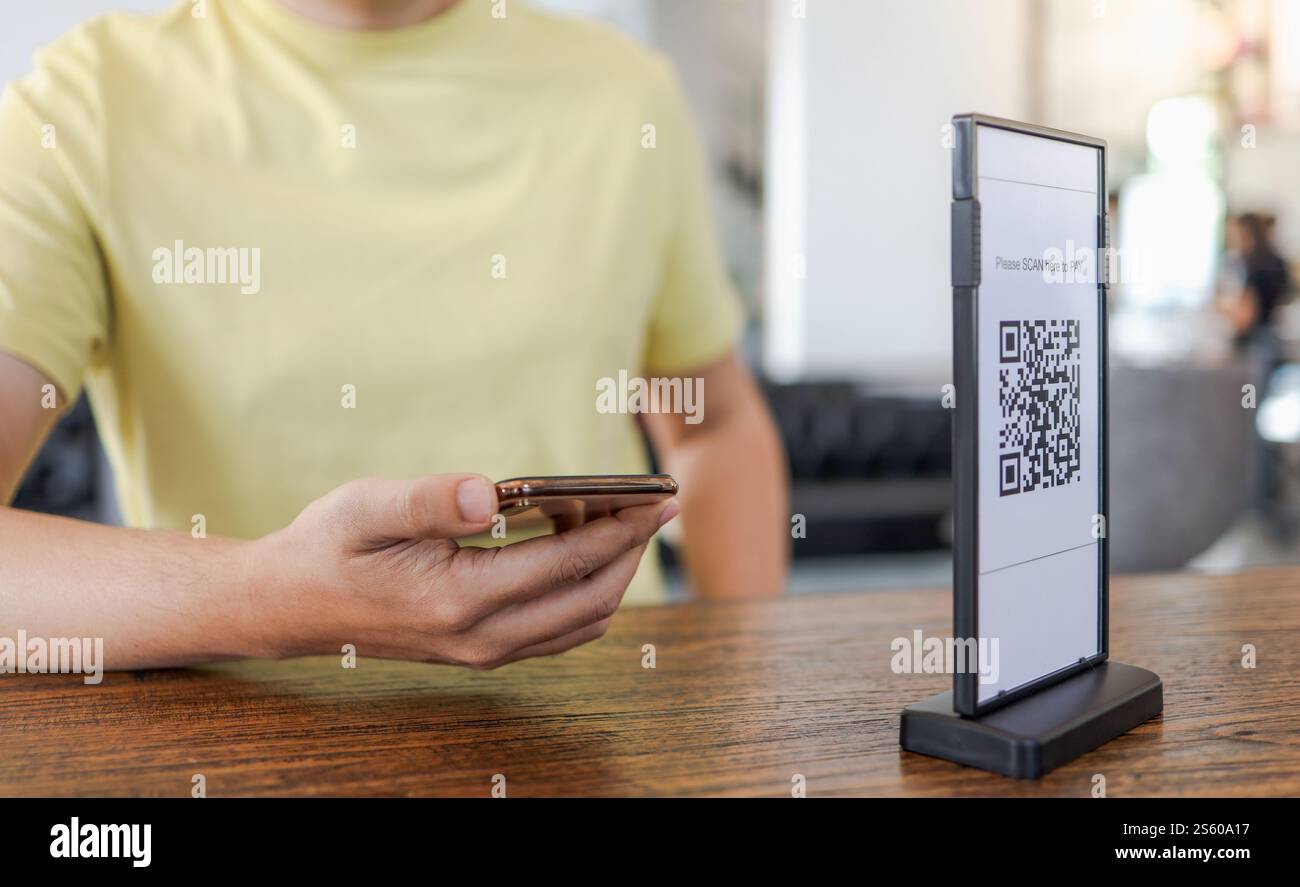 QR-Code-Zahlung. E-Wallet. Man Scanning Tag akzeptiert generiert digitale Bezahlung ohne Geld.Scannen QR Code Online Shopping Cashless Technologie Konzept Stockfoto