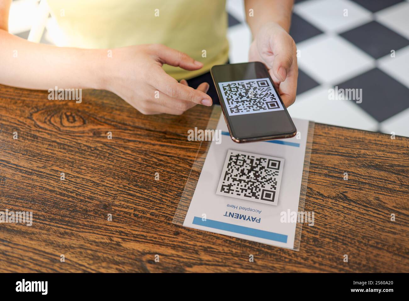 QR-Code-Zahlung. E-Wallet. Man Scanning Tag akzeptiert generiert digitale Bezahlung ohne Geld.Scannen QR Code Online Shopping Cashless Technologie Konzept Stockfoto