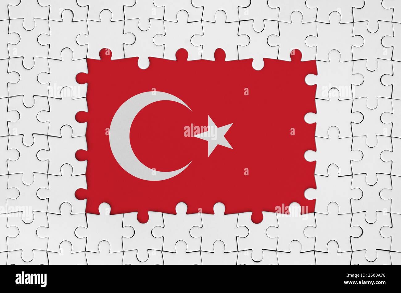 Truthahnflagge im Rahmen von weißen Puzzleteilen mit fehlenden Mittelteilen. Truthahnflagge im Rahmen von weißen Puzzleteilen mit fehlendem Mittelteil Stockfoto