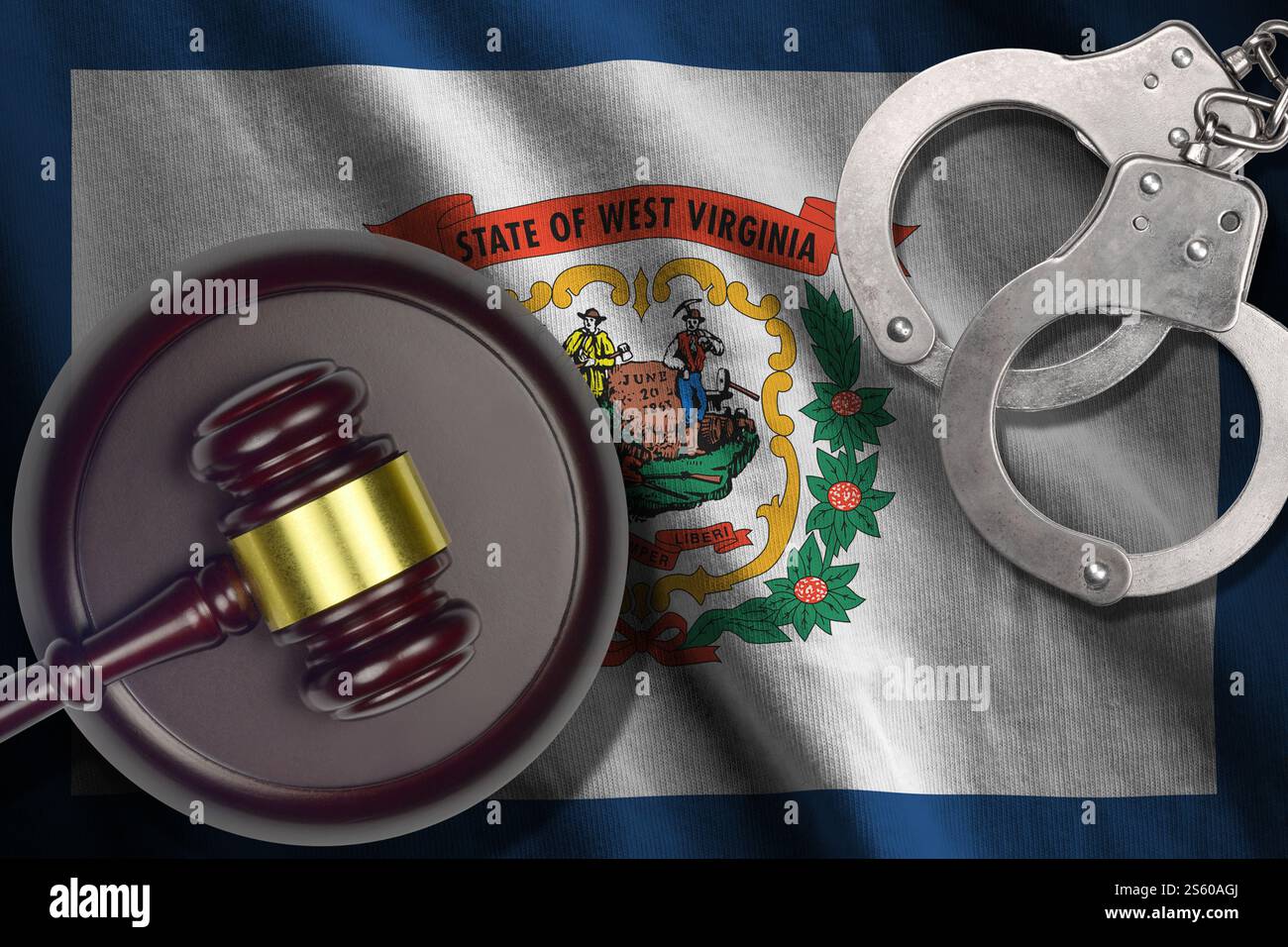 West Virginia US-Staatsflagge mit Richterhammer und Handschellen im dunklen Raum. Strafrechtsbegriff und Bestrafung, Hintergründe für Schuldthemen. Westen Stockfoto