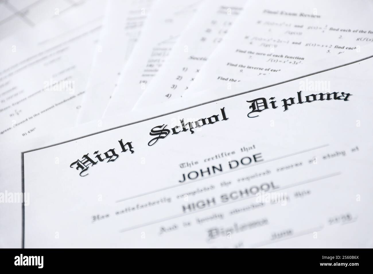 High School Diploma Copy liegt auf vielen Seiten von Alghebra und Geometrie Tests und Aufgaben. Abschlussdokument in Nahaufnahme. Die Abitur der High School liegt weiter Stockfoto