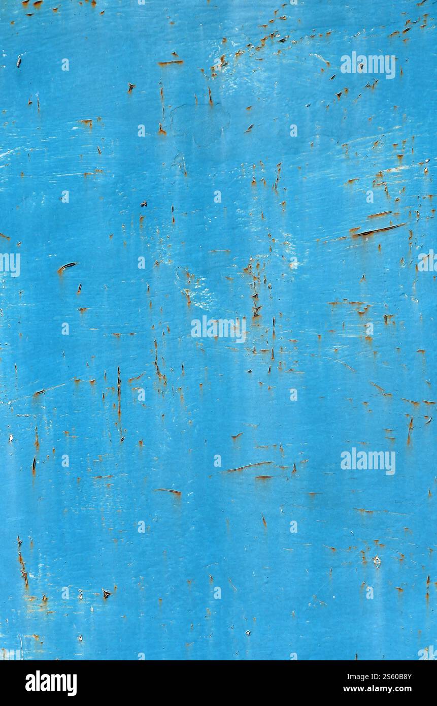 Dunkler abgenutzter rostiger Hintergrund aus Metall. Sehr altes Blech mit beschädigten Teilen als Textur für Wände oder Oberflächen. Dunkel abgenutzte rostfreie Metallstruktur Stockfoto